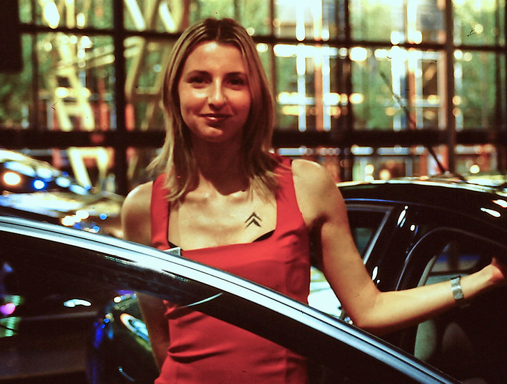 2001年ボローニャショーにおけるシトロエンのコンパニオン。インスタントではあるが、タトゥー文化を反映した極めて初期の例である。