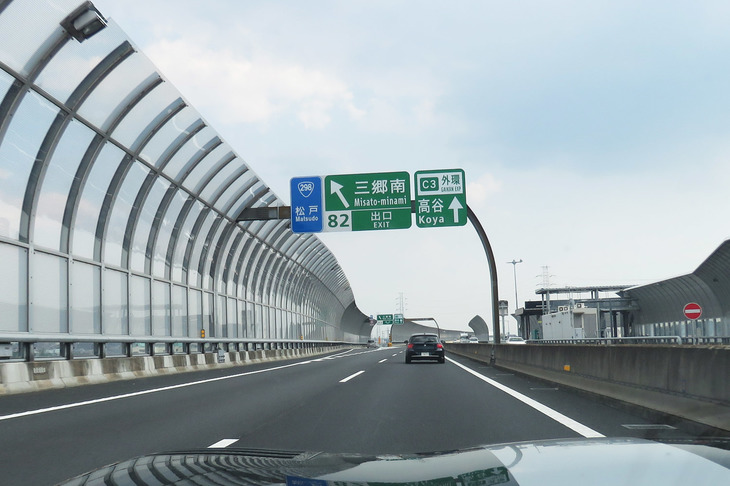 アライメント調整後の「バイパー」をチェックしようと、向かった先は東京外環自動車道。新しく開通した区間を走ってみたいという思惑もあってのコース取りである。写真は外回りの三郷南IC。ここから先が、新しい開通区間だ。