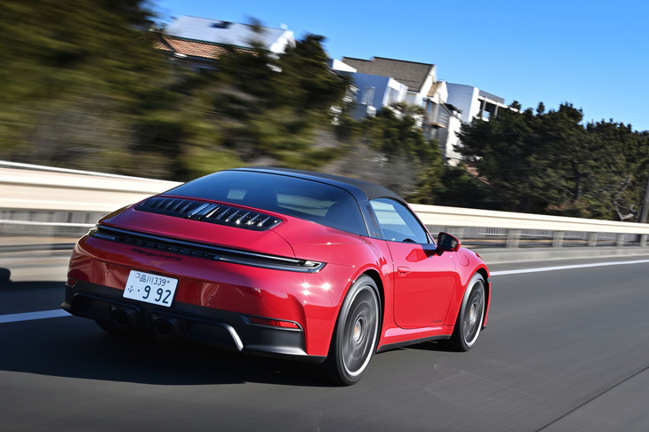「911」の「GTS」シリーズにはリアアクスルステアリングが標準で備わる。ワインディングロードでは気持ちのいいコーナリングを、高速道では直進安定性が高い快適な走りを味わえる。