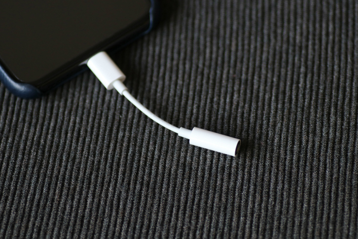 ただし、今までの3.5mmヘッドフォンジャックを備えたLightningコネクターは、デザイン的にちょっといただけない。