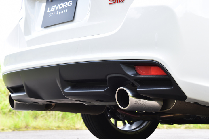 「STI」のロゴが入った、大型のマフラーカッター。