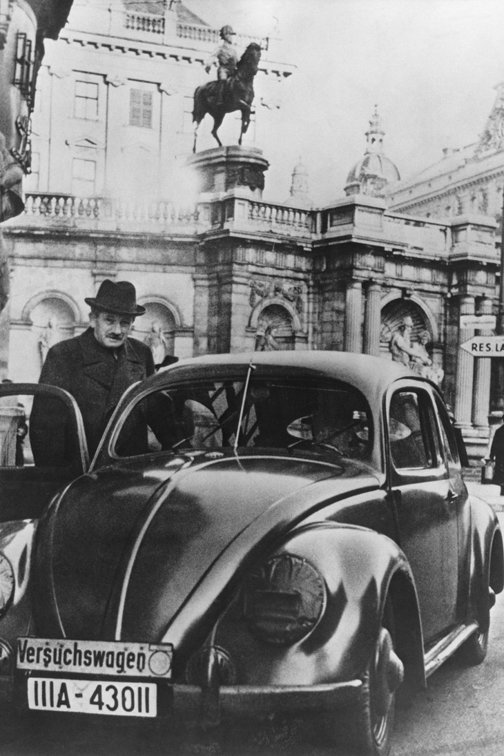 1940年に撮影された、フェルディナント・ポルシェと「フォルクスワーゲン・タイプI」の試作車の写真。このクルマに用いられたRRの駆動レイアウトが、後に登場するポルシェのスポーツカーにも受け継がれることとなった。