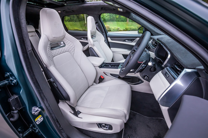 「SVR」ロゴが入り、パーフォレーテッドパターンが施されたライトオイスター色のセミアニリンレザーシートは、オプションとなるアイテム。14カ所の電動調整機構に加え、ヒーターとクーラー機能が内蔵されている。