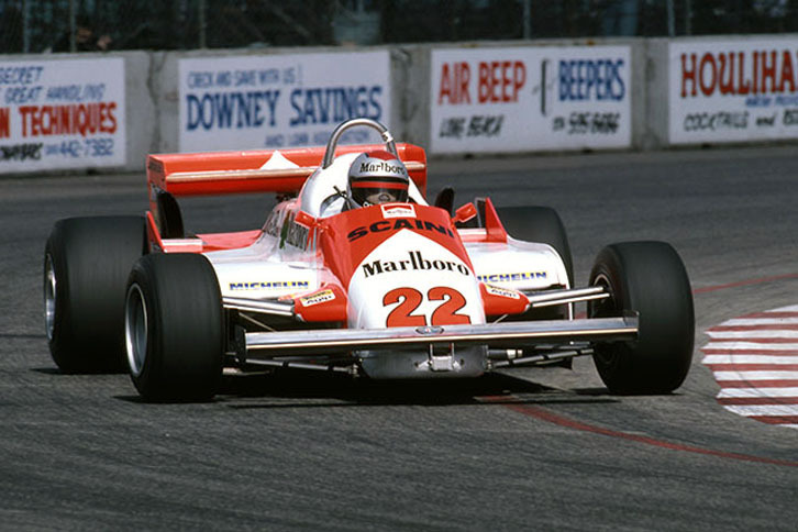 「アルファ・ロメオ179C」（1982年）／1976年、チームにエンジン供給する形でF1に復帰したアルファ・ロメオは、1979年からワークスチームとして参戦。水平対向12気筒からV型12気筒エンジンへ替えた「179」を投入。1981年には1978年ロータスでチャンピオンとなったマリオ・アンドレッティがチームに加わった。1982年にかけてアルファ・ロメオは「179C」「179D」「179E」と3種類のマシンを参戦させ、1981年の最終戦ラスベガスGPでアンドレッティが3位入賞。アルファ・ロメオにF1復帰後初の表彰台をもたらした。