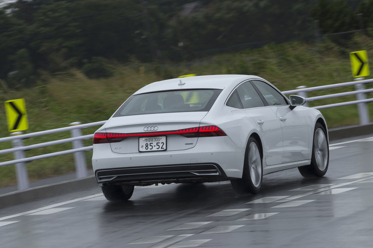 今回は、高速道路を主体に240kmほどの距離を試乗。燃費は満タン法で9.6km/リッター、車載の燃費計で9.9km/リッターを記録した。