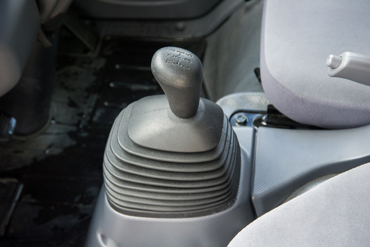 5段MTのシフトノブ。1速は古いスポーツカーのように、Hゲートの外（左下）にレイアウトされている。