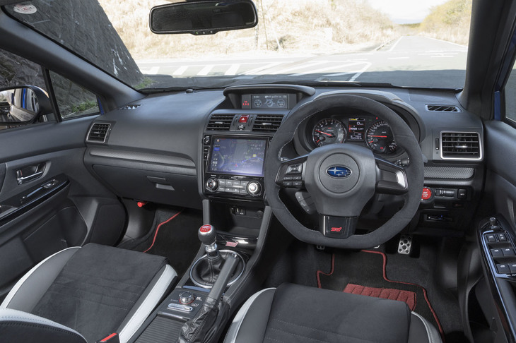 インテリアでは、各部に施されたカーボン調の装飾パネルや、ブラックレザー調／スエード調の表皮素材、シルバーのステッチなどが特徴となっている。