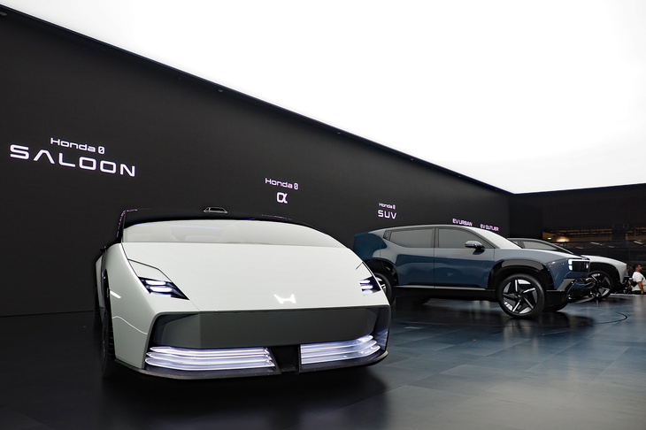 「ジャパンモビリティショー2026」より、ホンダのブースを飾る次世代BEVの「Honda 0」シリーズ。今、ホンダが日本で上級車種に力を入れる理由は、近い将来、ラインナップが「軽やコンパクトと高級BEVしかない」といういびつな形になってしまうのを避けるためでもあるのだ。