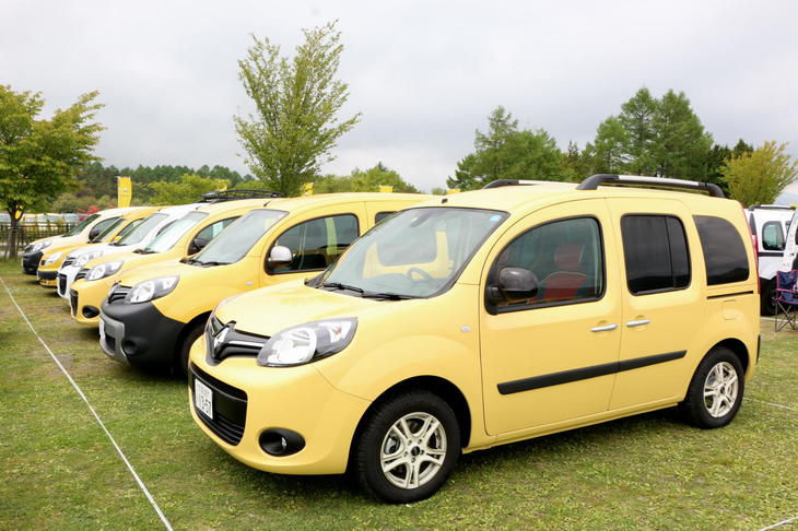 「カングー」といえば、やはりイエローのイメージが強い方も多いはず。このように同じ色同士が固まって駐車している光景も多く見受けられた。