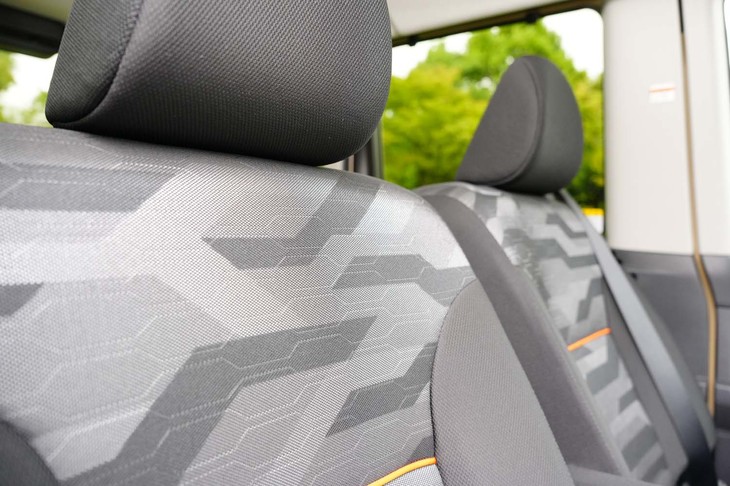 シート表皮に寄ってみる。ランボルギーニのような六角形もプリントされている。