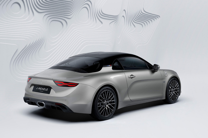 外装に光沢のあるブラックルーフと「グリ モンテベロ」のコンビネーションカラーが採用された「A110 GTジャン・レデレ」。