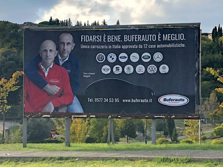 2021年10月、シエナ市街に掲示されたブフェラウトの屋外広告。兄弟は父が興した家業を大きく発展させていた。