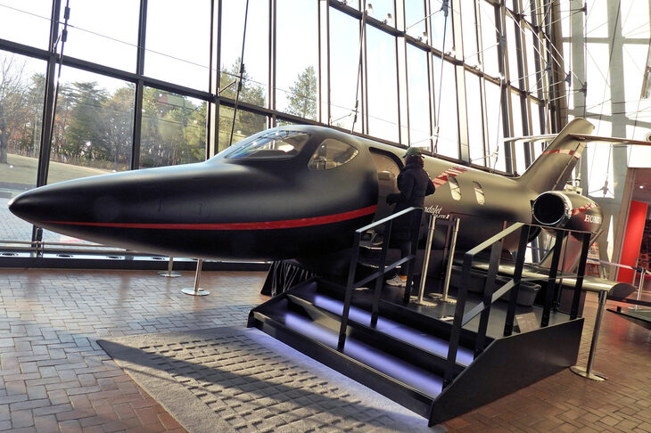 吹き抜けのエントランスホールで、ひときわ大きな存在感を放っていた「ホンダジェット エリートII」のモックアップ。ホンダがホンダエアクラフトカンパニーから譲り受けたもので、まずは2023年の「ジャパンモビリティショー」に出展。ちゃんとエンジンが積まれて見えるよう、ナセルの内側をつくり込むなどの改良を加え、2025年のジャパンモビリティショーにも出展した。