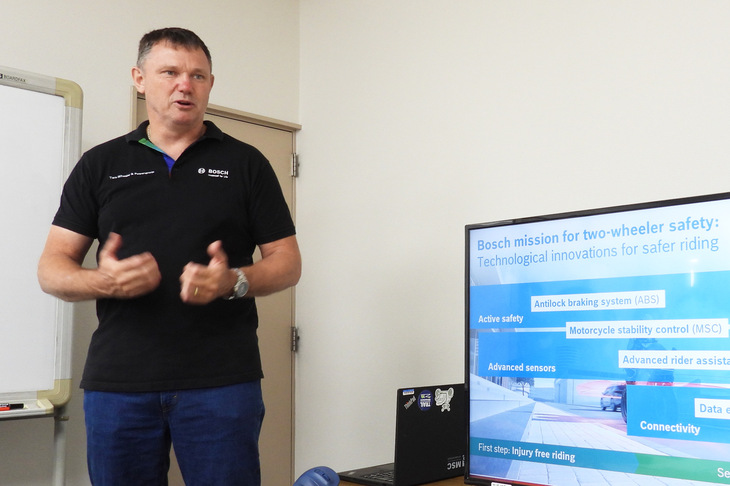 二輪分野でのボッシュの技術開発について、その歴史や目的を説明する、モーターサイクル＆パワースポーツ事業部長のジェフ・リアッシュ氏。