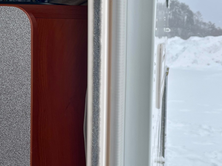 自作の改造キャンパーとの最大の違いは断熱性。天井とサイド、床に住宅用並みの断熱材を3～4重で貼り付けてある。