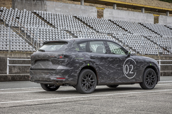 「CX-60 e-SKYACTIV PHEVプロトタイプ」の欧州仕様車。ボディーサイズは全長×全幅×全高＝4742×1890×1691mm、ホイールベースは2870mmと発表されている。