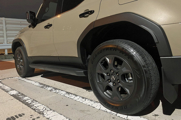 スクエアなシルエットや大きく張り出したフェンダーが印象的な「レクサスGX550“オーバートレイル＋”」のサイドビュー。ホイールは前後とも18インチサイズとなる。