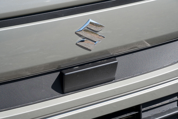 今や軽トラックでも予防安全装備がなければ許されない時代。思い起こせば、2019年に軽トラとして初めて自動緊急ブレーキを装備したのも「キャリイ」だった。写真は「デュアルセンサーブレーキサポートII」のレーダー。