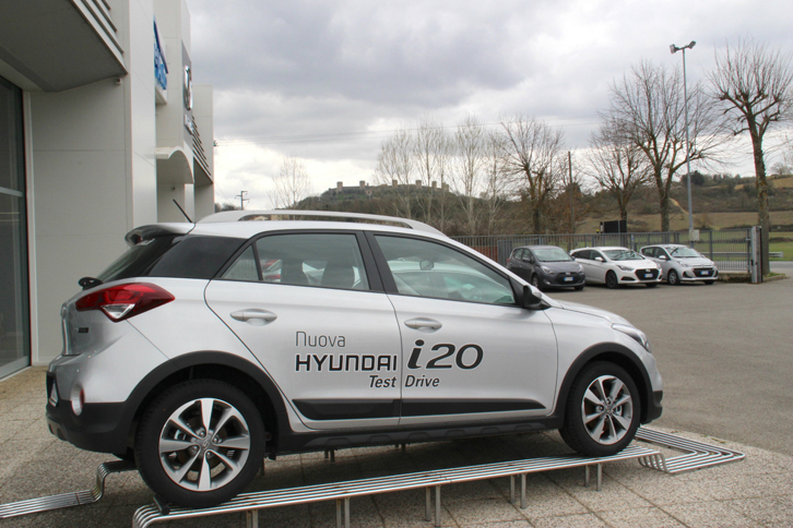 「スーペルアウト」からは、ダンテ・アリギエーリが「地獄編」で詠んだモンテリッジョーニ城塞（じょうさい）を見渡すことができる。