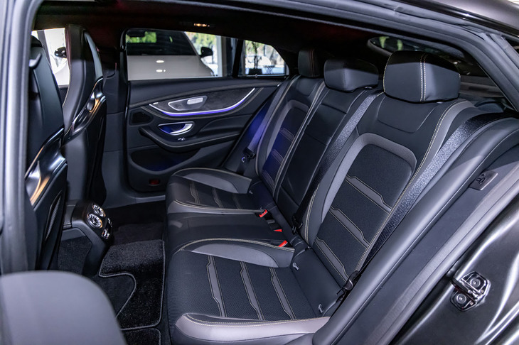 大人が余裕をもって座れる「AMG GT53 4MATIC＋（ISG）ファイナルエディション」のリアシート。3人掛けで、フロントシートと同じナッパレザーの表皮で仕立てられている。