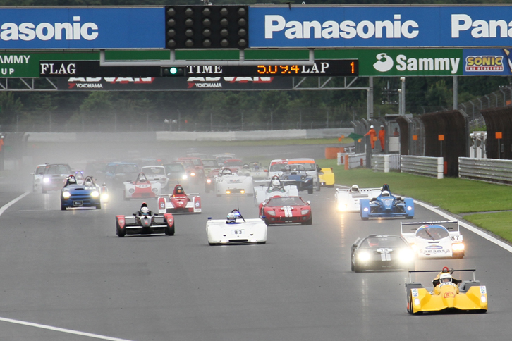 1周でセーフティーカー先導は終了し、グリーンライトが点灯。グリッド前方に位置していた絶対速度が速い、レース専用車であるR車両から1コーナーに向かっていく。コースに水分が残っていたため、レーシングスピードによるタイヤの摩擦で水煙が上がっている。