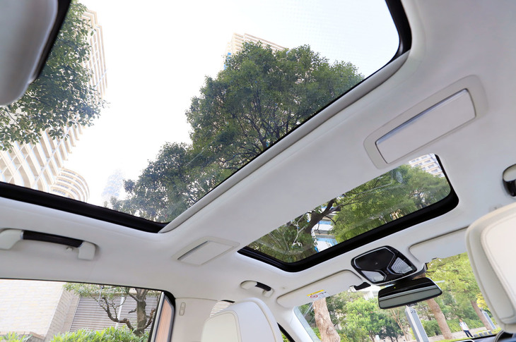 開放的な車内空間を実現する「スカイラウンジ・パノラマガラスサンルーフ」も、「M760Li xDrive」では標準装備となる。
