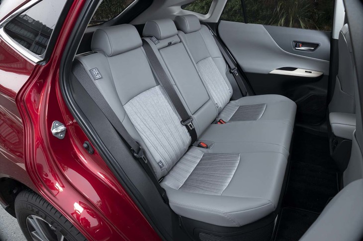 リアシートは6：4の分割可倒機構を備えている。足もと空間の広さはご覧の通り。