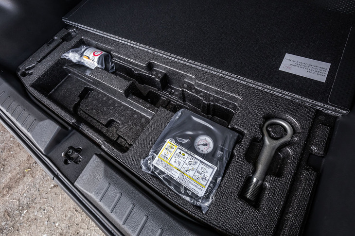 デリカミニTプレミアム（ラゲッジスペースアンダートレイ）