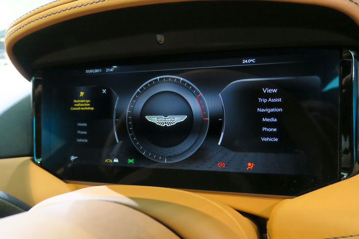 アストンマーティンDB12（液晶メーター）