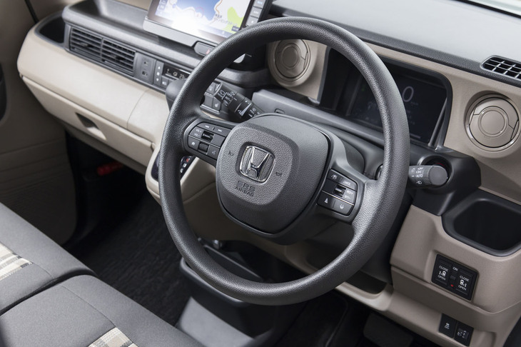 この試乗車は（シリーズとしては）廉価な自然吸気モデルのためステアリングホイールはウレタン製。シフトパドルも備わらない。