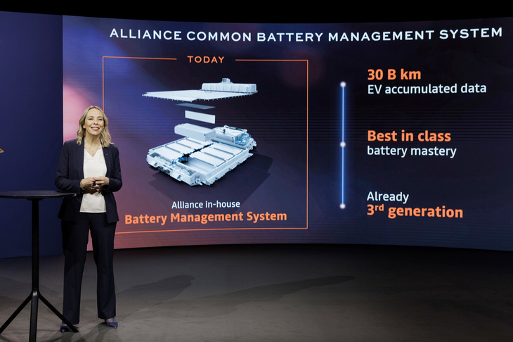 電池関係では、アライアンス内でバッテリーマネジメントシステムも統合すると発表。これまでに蓄積してきたノウハウを生かし、新たなシステムを内製するとした。写真は、新しいバッテリーマネジメントシステムについて解説する、ルノーのクロチルド・デルボス副CEO。