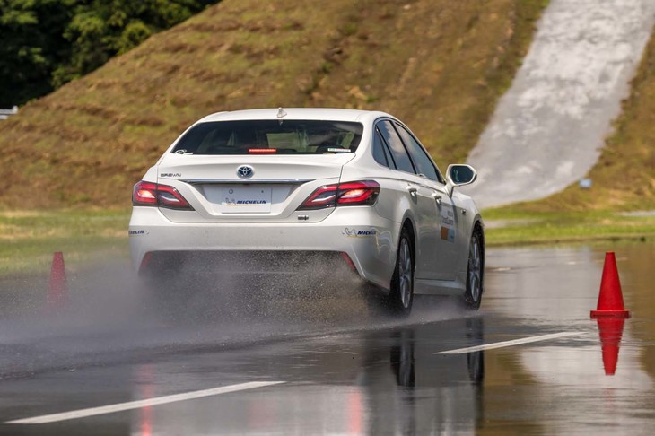 ウエット路面における制動テストも実施。従来製品を装着した場合と比べてみると、より短い距離で停車できた。