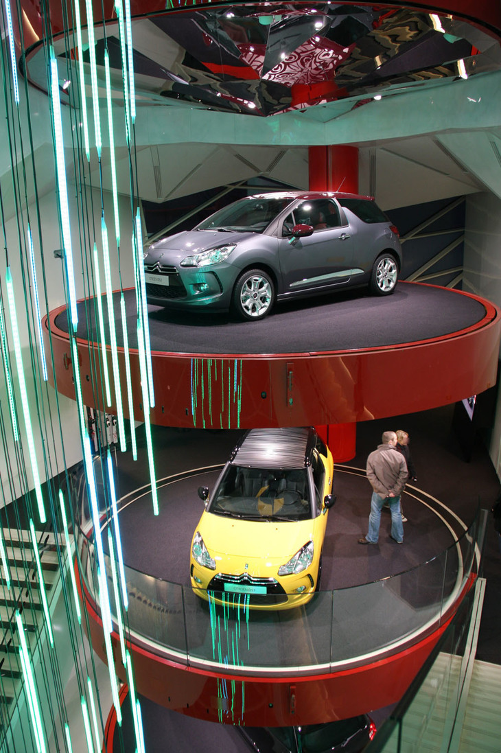 シトロエンのC42ショールームは、ターンテーブルを何層にも重ねた特殊なレイアウトだった。2010年撮影。