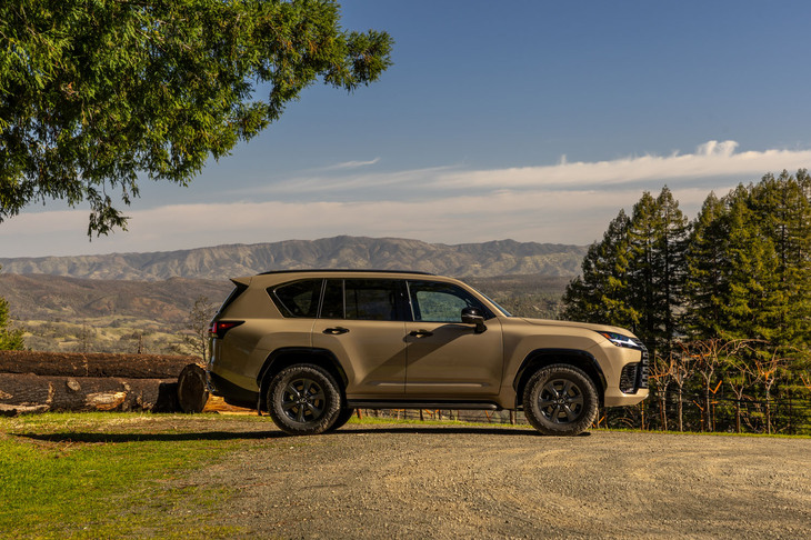 ラダーフレームの「GA-F」プラットフォームも専用に強化されており、3つ目のクロスメンバーを追加し、リアのエンジンマウントの剛性も強化している。