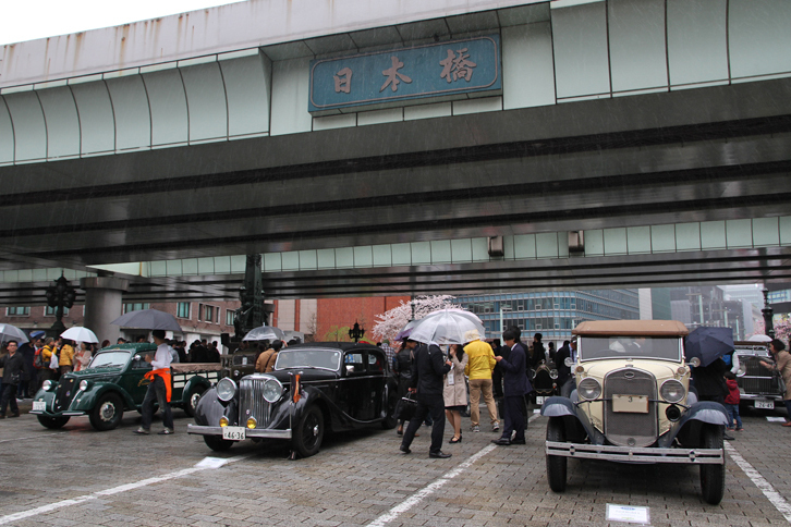 日本橋の橋上に、参加した20台が並べられた。