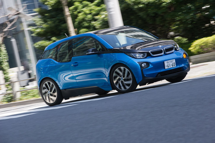 走行可能距離の延長はバッテリーの性能向上によるもので、エネルギー密度を高めることで蓄電量を21.8kWhから33kWhにアップさせている。