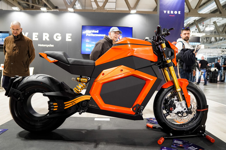 フィンランドの電動バイクブランド「VERGE」。リアホイールにインホイールモーターを採用しているのだが、一般的なハブモーターではなくモーターの構造物をリム側に移動させることで、ハブを持たないインホイールモーターを実現している。急速充電器にも対応可能。