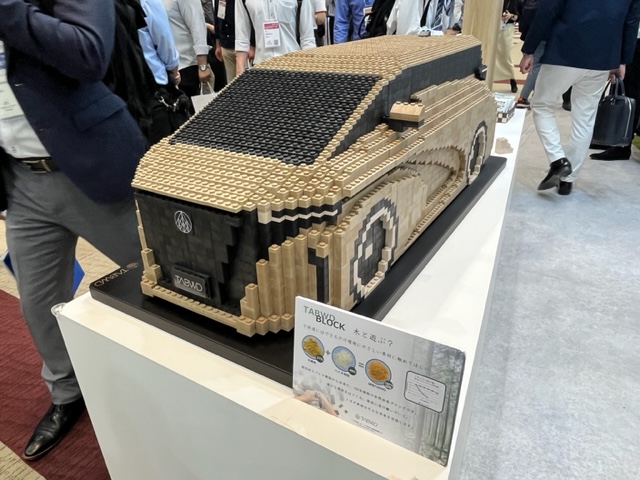 「タブウッド」でつくったブロックで組み立てた「アルファード」。