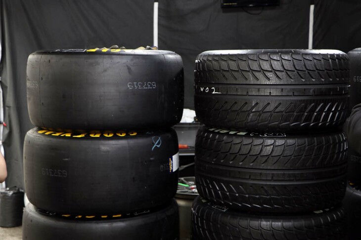 LMP2クラスに供給される、グッドイヤーのスリックタイヤとレインタイヤ。2024年以降は、グッドイヤーはワンメイクでLMGT3クラスにタイヤを提供することとなる。