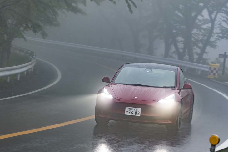 【テスラ・モデル3パフォーマンスのスペック】
	ボディーサイズ：全長×全幅×全高＝4694×1849×1443mm／ホイールベース：2875mm／車重：1850kg／駆動方式：4WD／フロントモーター：--／リアモーター：--／フロントモーター最高出力：--PS（--kW）／フロントモーター最大トルク：--N・m（--kgf・m）／リアモーター最高出力：--PS（--kW）／リアモーター最大トルク：--N・m（--kgf・m）／タイヤ：（前）235/35ZR20 92Y／（後）235/35ZR20 92Y（ピレリPゼロ）／燃費：--km/リッター／価格：717万3000円
	
	【取材時の燃費データ】
	テスト距離：276.6km（市街地1：高速道路7：山岳路2）／参考燃費：5.2km/kWh（車載電費計計測値）