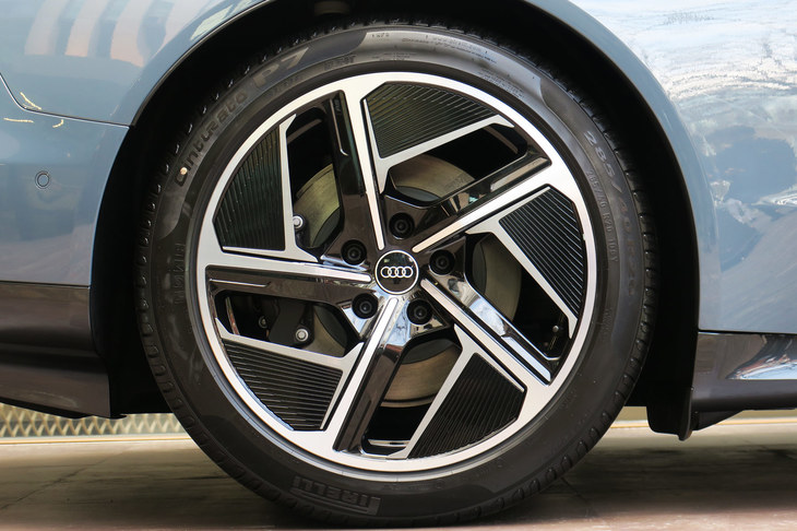 アウディe-tron GTクワトロ（リアホイール＆タイヤ）