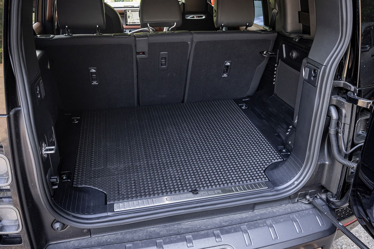 後席使用時の荷室容量は972リッター。後席をすべて前方に倒すと、荷室容量を2277リッターにまで拡大できる。（各数値はジャガー・ランドローバー社のウエット計測値）