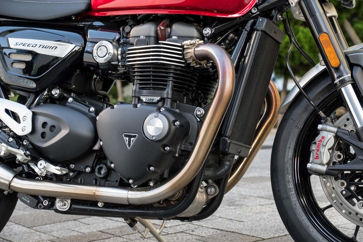 1200ccの2気筒エンジンは、高圧縮ピストンの採用やカムの変更により最高出力をアップ（97PS→100PS）。最大トルク値は112N・mで変わらないものの、発生回転数は500rpm低められた。