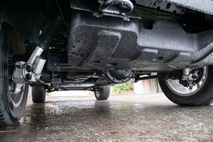 独立懸架となったフロントに対し、リアの足まわりは悪路走破性能を考慮して、リジッド式が踏襲された。