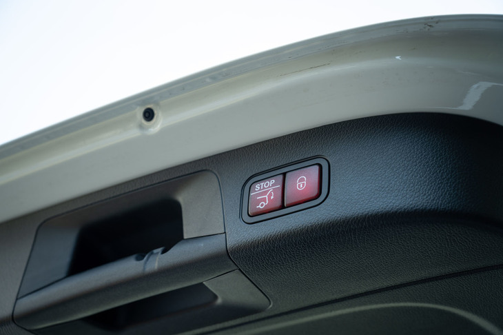 メルセデス・ベンツEQA250（電動テールゲート）