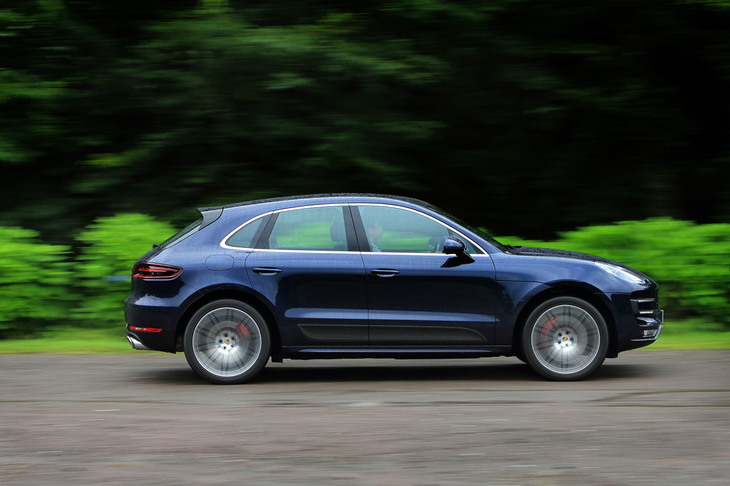 「マカン ターボ」から15mmローダウンされたサスペンションを装備しており、全高は1610mmとなる。