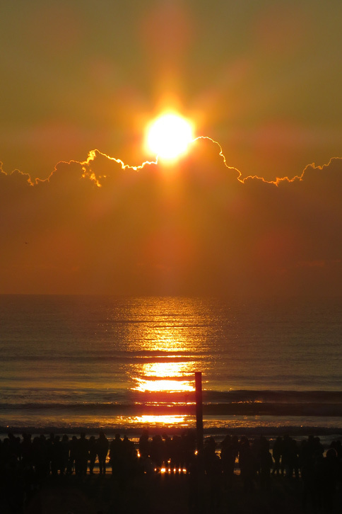 片貝中央海岸から見た初日の出。残念ながら雲の上からの日の出となってしまった。お祭りの司会者いわく、「水平線からの初日の出を拝めたのは、ここ20年で5度くらい」とのこと。うーん、残念。