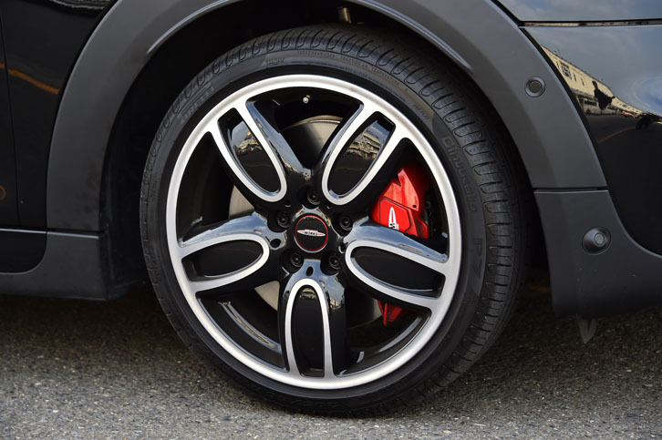 ホイールのサイズは標準で17インチ。テスト車には「JCWカップ スポーク 2トーン」と呼ばれる18インチアルミホイールが装着されていた。