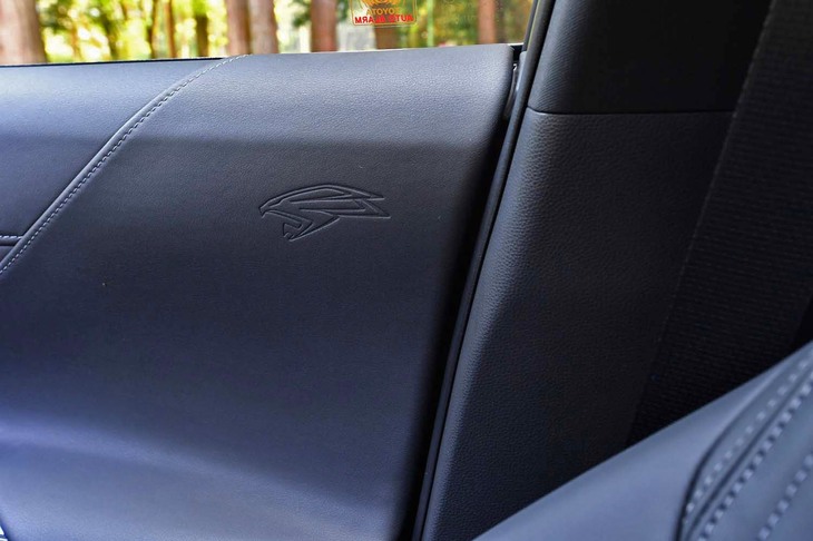 前席ドアのインナーパネルには、チュウヒをかたどった「ハリアー」のエンブレムがエンボス加工されている。