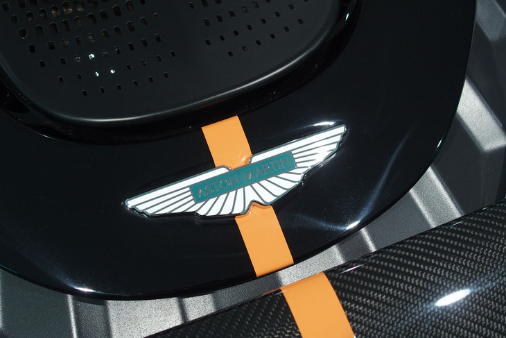 アストンマーティン・ヴァルハラ（リアのエンブレム）